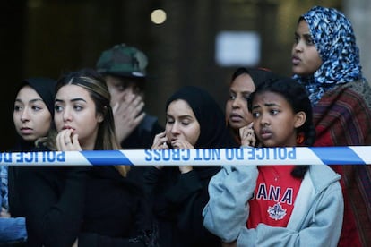 Vecinos contemplan el incendio de la Torre Grenfell en Lancaster West Estate, en Londres.