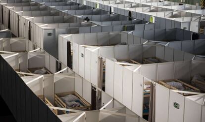 Cubículos habilitados como habitaciones en el hangar 3 de Tempelhof.