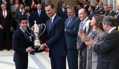 Marc Márquez recibe el premio Rey Felipe.