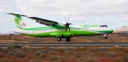 Un avi&oacute;n de Binter toma tierra en el aeropuerto de Lanzarote.