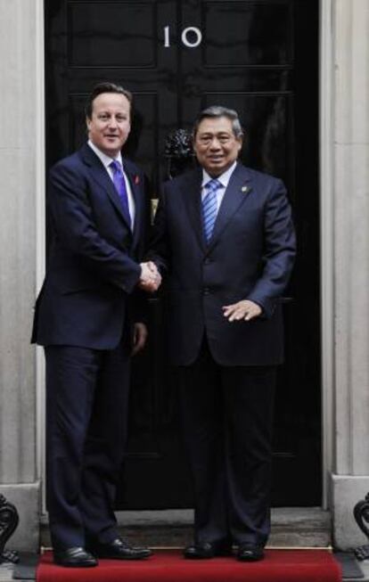 El primer ministro británico David Cameron (i)  recibe al presidente indonesio Susilo Bambang Yudhoyono (d) a su llegada al número 10 de Downing street en Londres, Inglaterra, hoy, jueves 1 de noviembre de 2012.