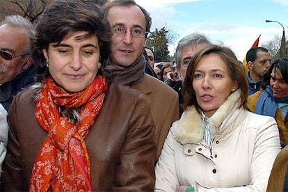 La presidenta del PP vasco, María San Gil (izquierda), junto al alcalde de Vitoria, Alfonso Alonso, y la esposa del presidente del PP, Elvira Fernández, han viajado a Madrid para estar en la manifestación.