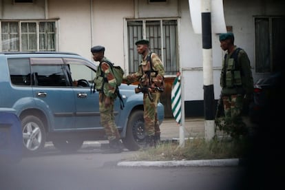 Soldados del Ejército de Zimbabue bloquean el acceso a edificios gubernamentales de la capital, el 15 de noviembre de 2017.