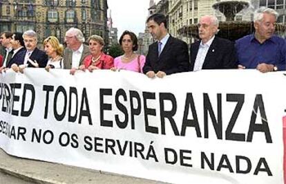 Cerca de 200 personas se han concentrado en la Plaza Moyua de Bilbao convocados por las plataformas Basta Ya y el Foro de Ermua en repulsa por el atentado.