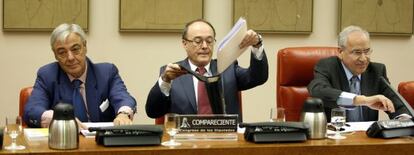 Luis Linde, centro, en su comparecencia en el Congreso.