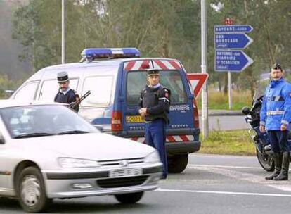 Control de la policía francesa en Bayona en diciembre de 2002, tras la fuga de un etarra de una comisaría.