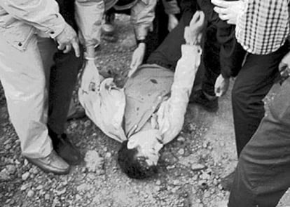 Luis Donaldo Colosio es atendido en el piso, tras recibir los disparos.