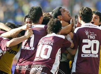 Los jugadores del Lanús celebran su triunfo en el último Torneo Apertura de Argentina.