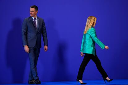 El presidente del Gobierno en funciones, Pedro Sánchez, que actúa como anfitrión, saluda a la presidenta de Italia, Giorgia Meloni, en la reunión de este viernes, en Granada.