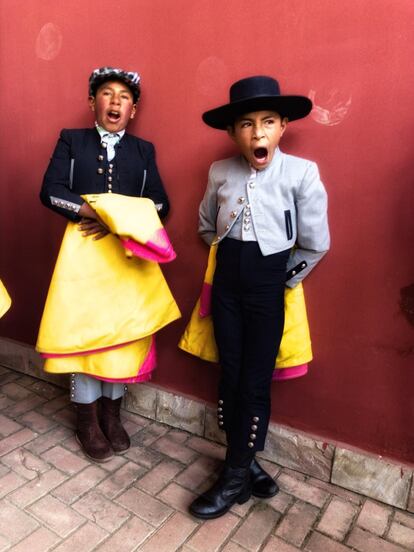 Toureiros mirins, em Chavin de Huántar, Peru.