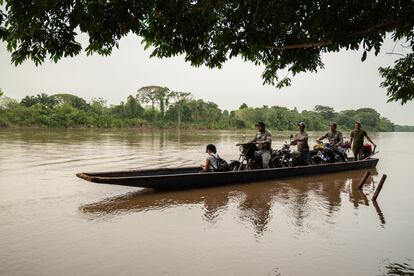 Diana Duque y su equipo llegando a Caparo. 