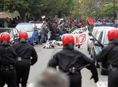 Jóvenes de la izquierda <i>abertzale</i> se enfrentan a la Ertzaintza en Gernika por la presencia del <i>ultra</i> Ynestrillas en un juicio como abogado.