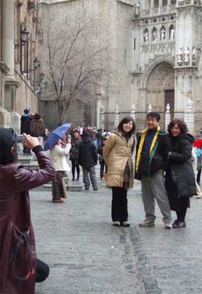 Turistas asiáticos ante la catedral de Toledo.