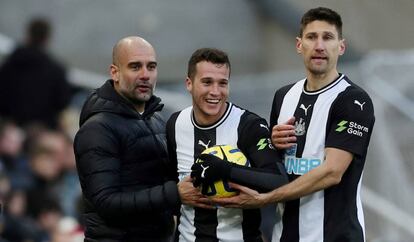 Guardiola bromea con Manquillo y Fede Fernández, durante el partido.