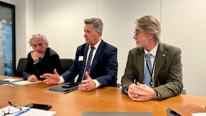 El consejero Martínez Mus, en el centro, en una de las reuniones en Bruselas de este jueves.