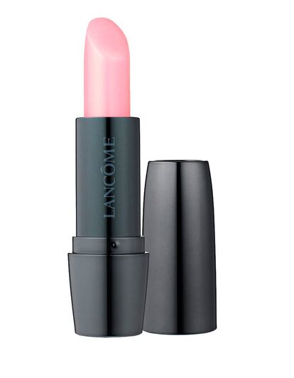 Más que una barra de labios es un bálsamo hidratante. Eso sí deja un ligero tono rosa en nuestros labios. Además, tiene factor 15 de protección solar. Es de Lancôme y cuesta 18 euros.