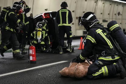 Los bomberos practican maniobras sobre las supuestas víctimas.