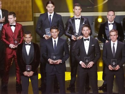 Messi, de rojo, junto a Ibra, Cristiano, Ribéry, Xavi; abajo: Alves, Thiago Silva, Ramos, Lahm y Neuer.