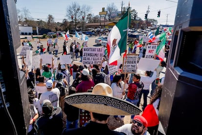 Un informe publicado el a?o pasado por investigadores de la Universidad de California en Los ?ngeles (UCLA) y la California Lutheran University refleja que en 2022 los latinos generaron 3.7 trillones de dlares en Estados Unidos. En la imagen, una protesta en Buford Highway, en Atlanta, Georgia, el 1 de febrero.
