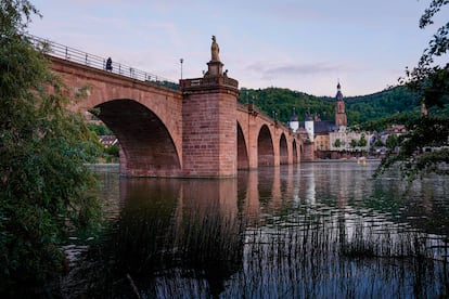 Un transeúnte pasea por el puente medieval de Heidelberg, en Alemania.