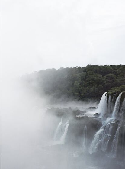 Cataratas do Iguaçu (parte direita de um díptico). Sobre o título de sua exposição (In anderen Welten), o autor diz que o escolheu porque a "palavra welten se refere a este mundo ou a qualquer outro mundo ou universo". "Tanto nas imagens da selva quanto na Antártida glacial tentei criar um espaço que acomodasse a imaginação do espectador ", diz Hütte.