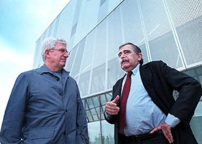 Eugenio Trías (a la derecha) e Isidoro Reguera, fotografiados en Barcelona.