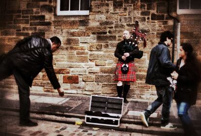 Un gaitero toca en la calle Royal Mile en el centro de Edimburgo.