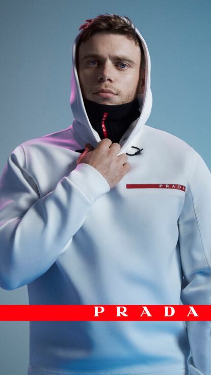 Gus Kensworthy protagoniza la campaña de la nueva colección de esquí de Prada Linea Rossa.