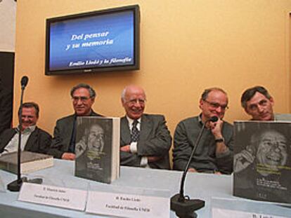 Emilio Lledó, en el centro, junto a Luis Vega, a la derecha, y Mauricio Jalón, a la izquierda.