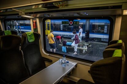 Una avería obliga el tren Viena-Budapest a detenerse una hora en una estación rural.