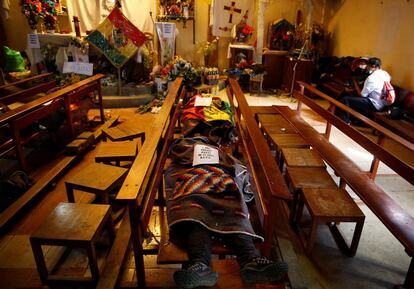 Los cuerpos de algunos fallecidos yacen sobre los bancos del templo cubiertos con mantas, mientras que otros ya fueron colocados en ataúdes, rodeados por las familias, con semblantes de dolor algunos y de enojo otros.