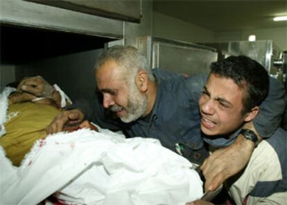 Un palestino llora al reconocer el cadáver de su hijo, muerto durante la operación policial.