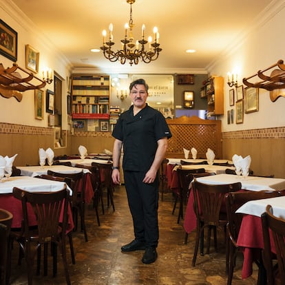 José Antonio González, en su restaurante, El Bierzo, en Chueca.