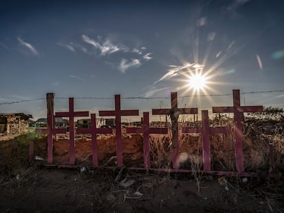 Cerro de la Colonia Lomas de Poleo, en Ciudad Juárez, el pasado 26 de enero, donde fueron colocadas cruces en memoria de las mujeres asesinadas en el lugar.