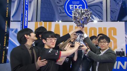 El equipo chino EDward Gaming recoge el trofeo de 'WORLDS 2021'.