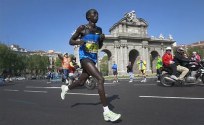 El ganador, el keniano Moses Arusie, delante de la Puerta de Alcalá.