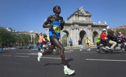 El ganador, el keniano Moses Arusie, delante de la Puerta de Alcalá.