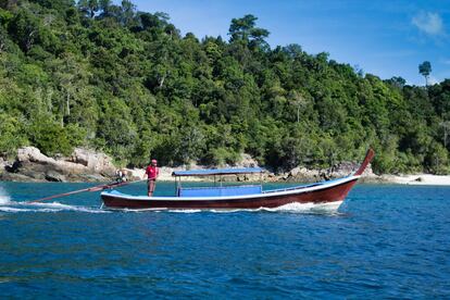 La creación del Parque Nacional de Tarutao en 1974 con el objetivo de proteger las especies endémicas del archipiélago obligó a los Urak Lawoi a prescindir de su nomadismo y asentarse en Koh Lipe.