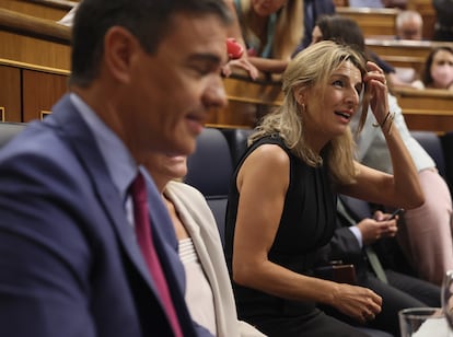 El presidente del Gobierno, Pedro Sánchez, y la vicepresidenta segunda y ministra de Trabajo y Economía Social, Yolanda Díaz, en la segunda jornada durante el debate sobre el estado de la nación, el 13 de julio.