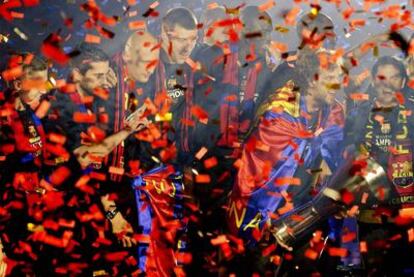 Los jugadores del Barça celebran el título europeo ayer en el Palau Blaugrana.