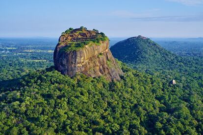 Hay tres buenas razones para dedicar el mes de agosto a la costa noreste de Sri Lanka: tiempo excelente, precios bajos y playas tranquilas con excelente surf, como en la bahía de Arugam. La guerra civil impidió visitar esta región hasta hace poco y está poco urbanizada. Hacia el interior, también seco, se puede visitar la fortaleza de Sigiriya, en lo alto de una roca (en la foto).