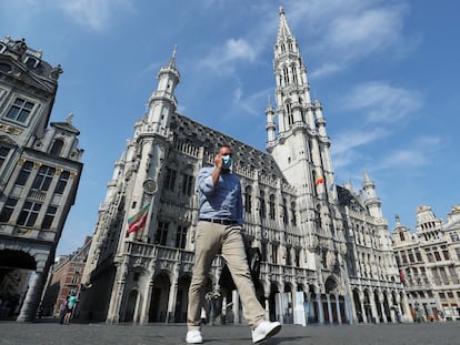 Un hombre camina por la Grand Place de Bruselas, el pasado miércoles.