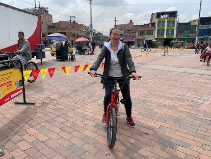 Matilde Reyes en la "escuela de la bici", de la Manzana del Cuidado de Kennedy, en Bogotá.