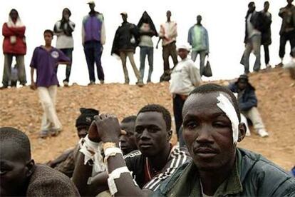 Inmigrantes en el pedregal de Ain Chuater, en el límite entre Argelia y Marruecos, ayer, antes de ser recogidos.