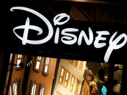 Logo de Disney en la tienda de los Campos Eliseos.