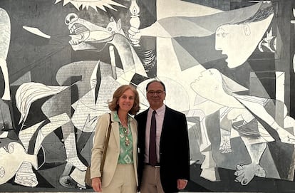 La pareja brasileña coleccionista de arte Susana y Ricardo Steinbruch, delante del 'Guernica', en el Museo Reina Sofía de Madrid.