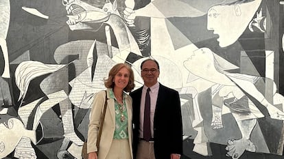 La pareja brasileña coleccionista de arte Susana y Ricardo Steinbruch, delante del 'Guernica', en el Museo Reina Sofía de Madrid.