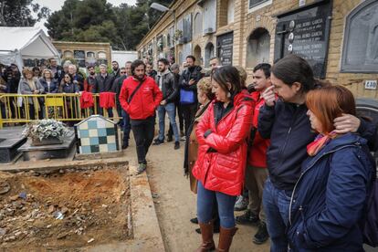 El secretario general de Podemos, Pablo Iglesias, durante su visita a los trabajos de exhumación de una nueva fosa en Paterna (Valencia). Este lunes 1 de abril se conmemoran los 80 años del final de la Guerra Civil española.