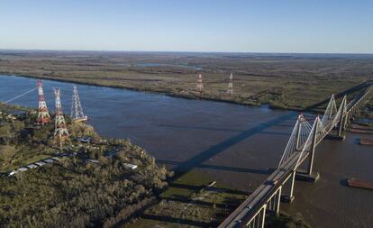 Fotografía de la torre fuera de servicio sobre el Paraná y el desvío instalado por Transener que fueron origen de la cadena de errores que el 16 de junio dejó sin luz a Argentina y Uruguay.