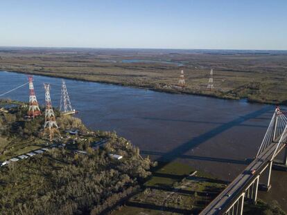 Fotografía de la torre fuera de servicio sobre el Paraná y el desvío instalado por Transener que fueron origen de la cadena de errores que el 16 de junio dejó sin luz a Argentina y Uruguay.